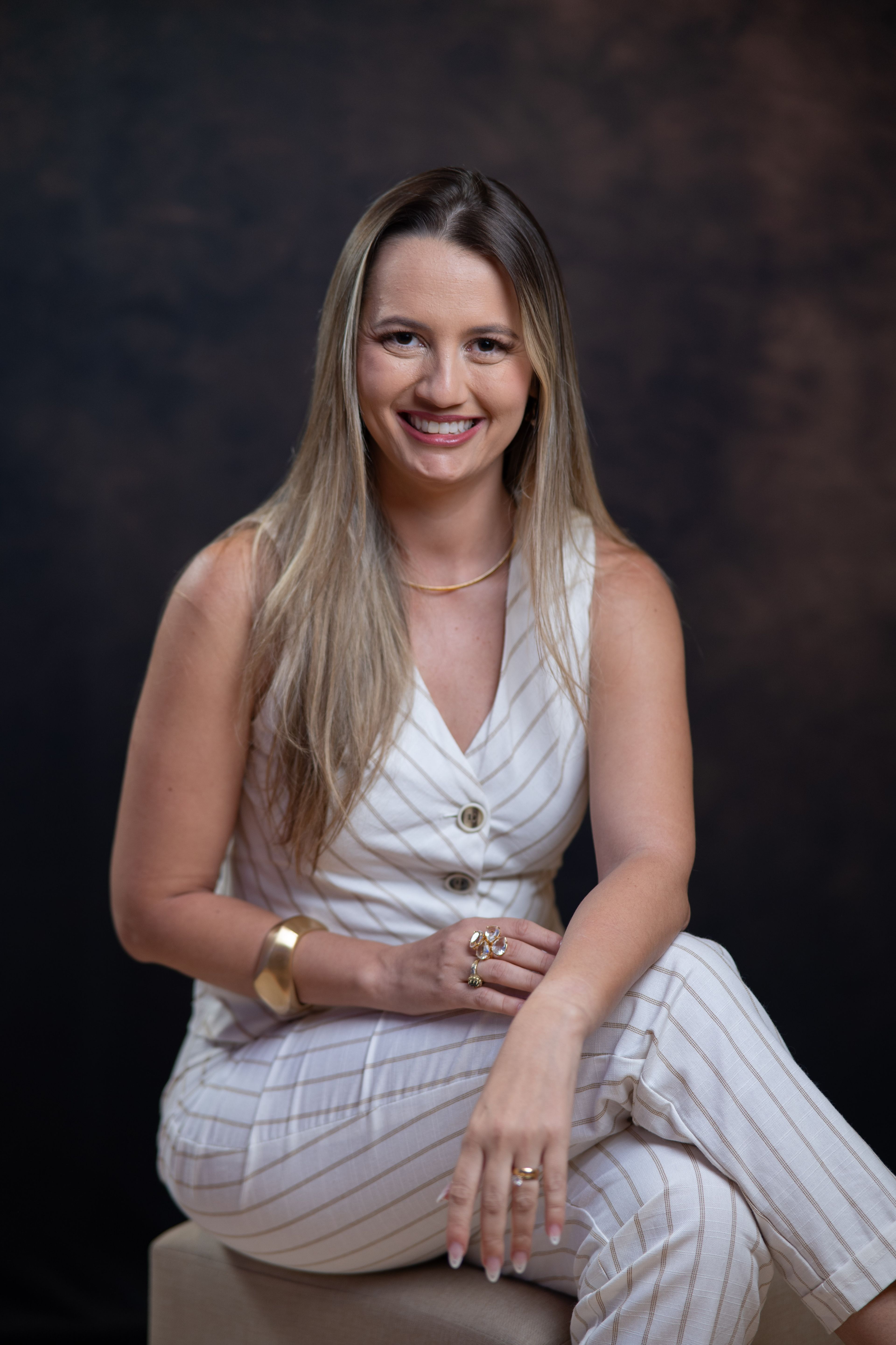 Jéssica Alves sentada em retrato profissional